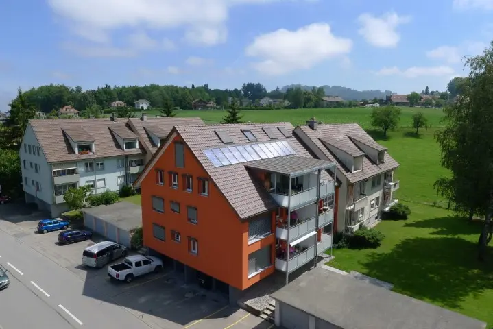 solarthermie-anlage-auf-mehrfamilienhaus